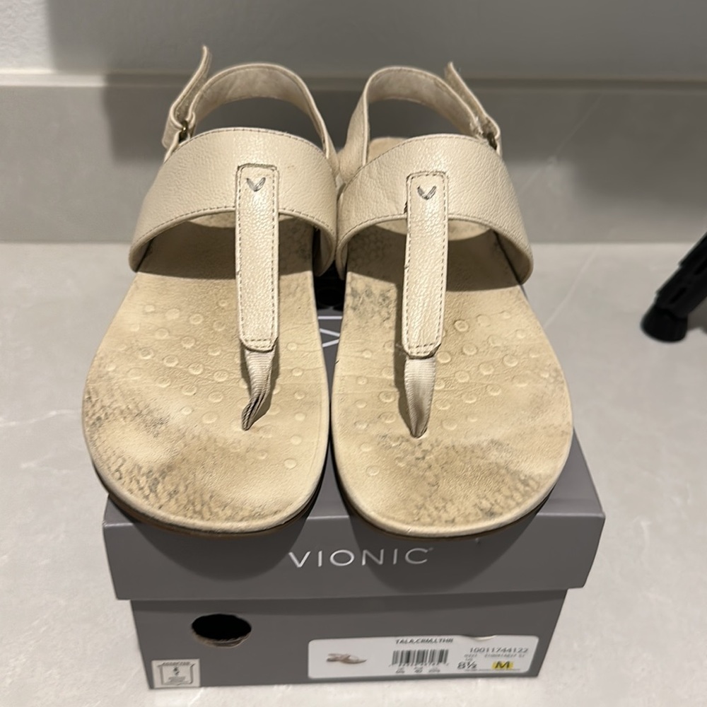 Vionic snakeskin print sandals size 8.5